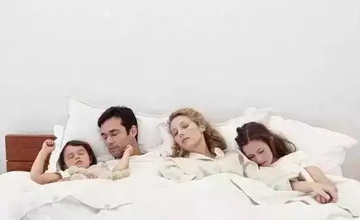 儿科 | 父母跟孩子同床睡，推荐吗？